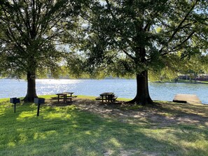 Outdoor dining - Relaxing Lakeside Treehouse  (Hot Springs)