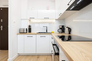 Geladeira, fogão, cooktop, cafeteira/chaleira