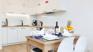 Fridge, oven, stovetop, coffee/tea maker