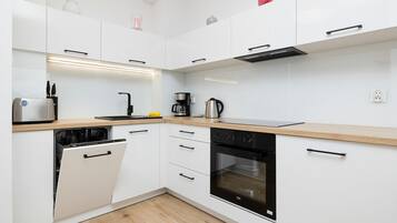 Fridge, oven, stovetop, coffee/tea maker