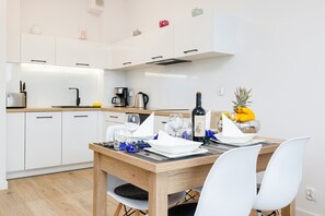 Fridge, oven, stovetop, coffee/tea maker