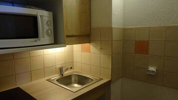 Réfrigérateur, micro-ondes, lave-vaisselle, cafetière/bouilloire