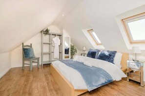 2 bedrooms, iron/ironing board, WiFi, bed sheets - Greenknowes Lodge with Hot Tub & Stove (Blairadam)