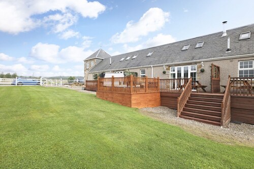 Greenknowes Lodge with Hot Tub & Stove