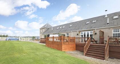 Greenknowes Lodge with Hot Tub & Stove