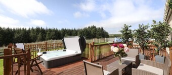 Greenknowes Lodge with Hot Tub & Stove