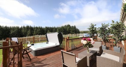 Greenknowes Lodge with Hot Tub & Stove