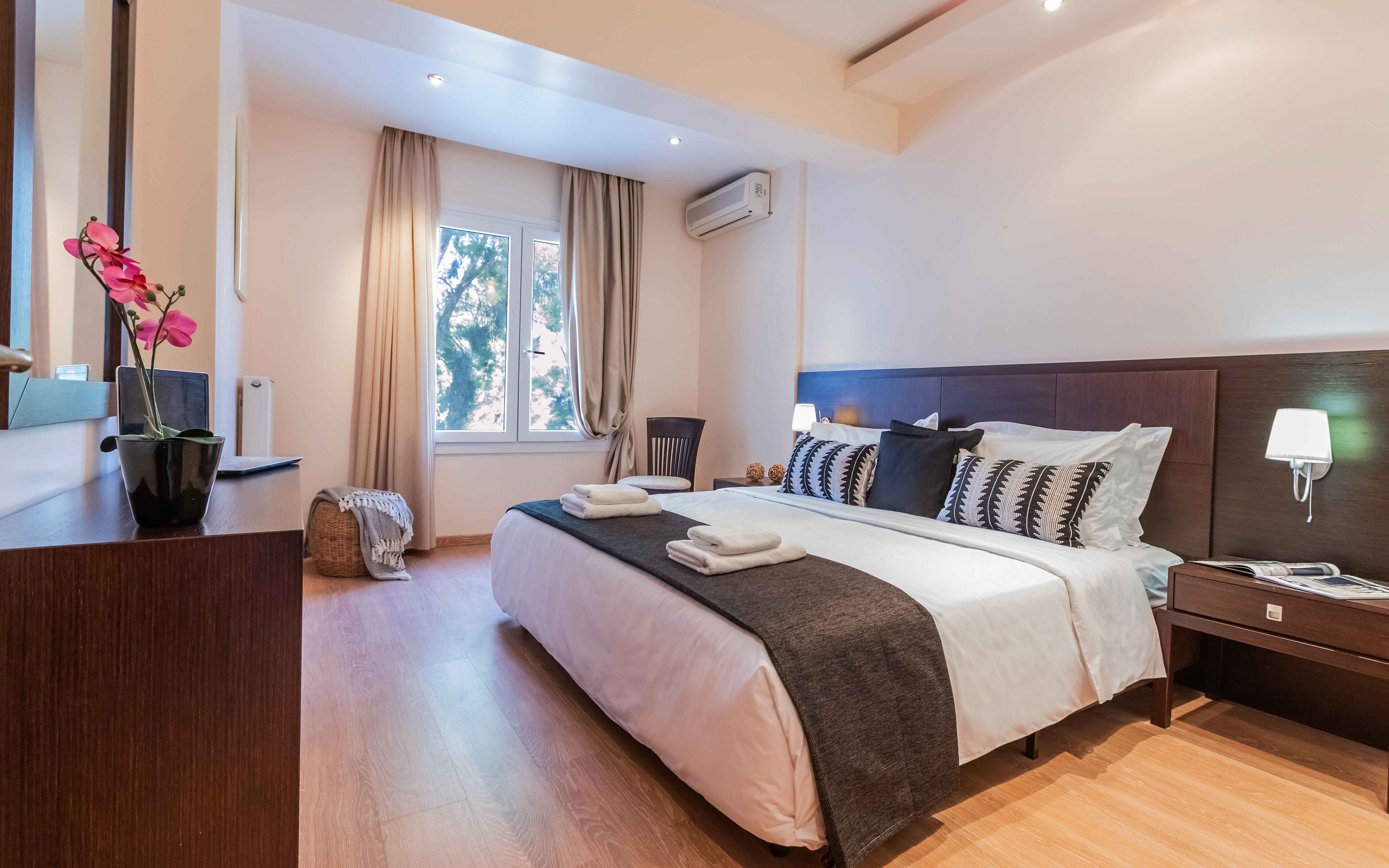 4 bedrooms, desk, laptop workspace, iron/ironing board