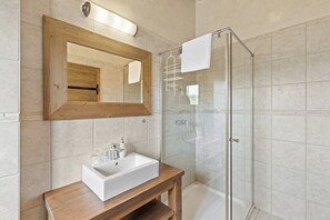 Badewanne, Haartrockner, Handtücher, Toilettenpapier