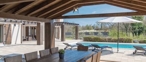 تناول الطعام بالخارج