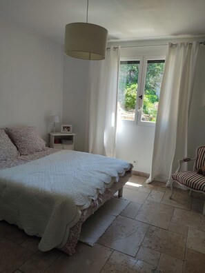 4 bedrooms, iron/ironing board, travel crib, free WiFi