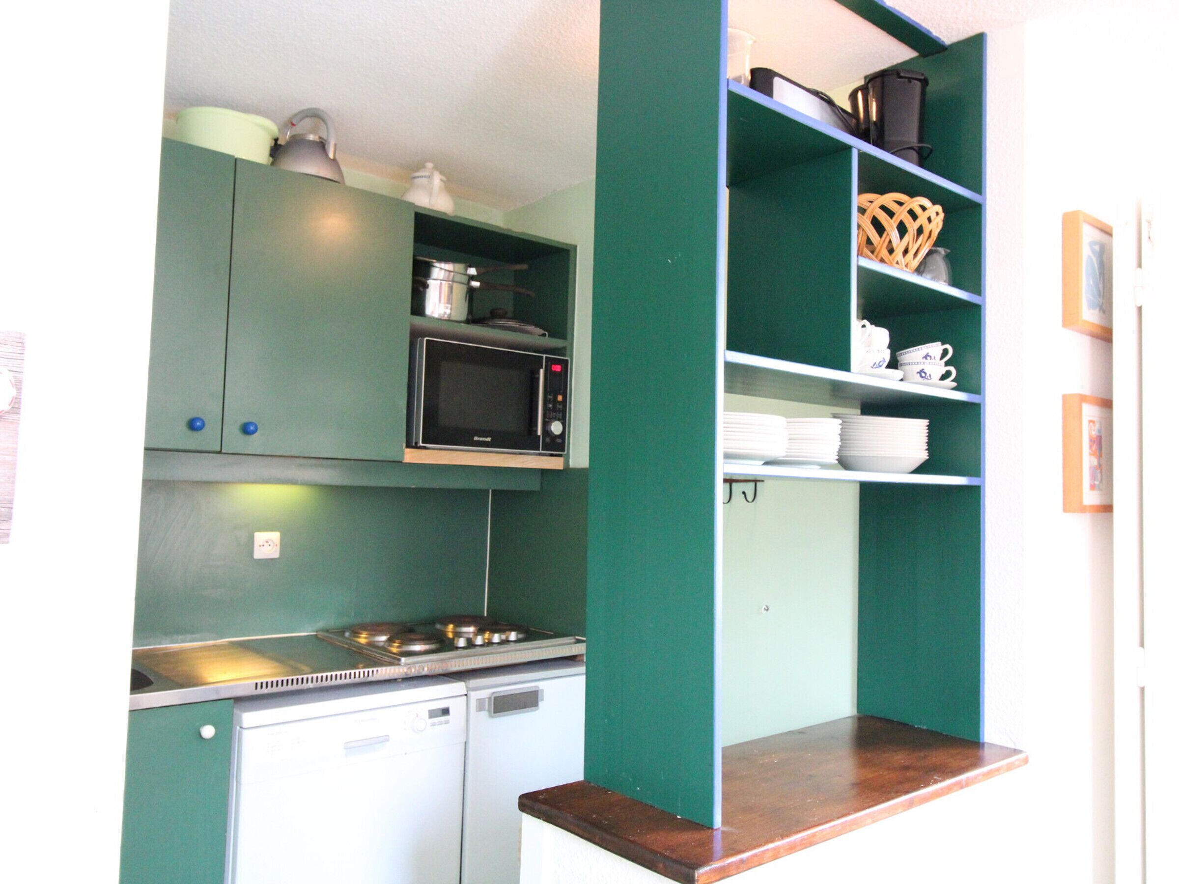 Kjøleskap, mikrobølgeovn, oppvaskmaskin og høy barnestol