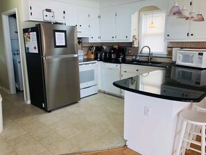 Cafetera y tetera y tostadora 