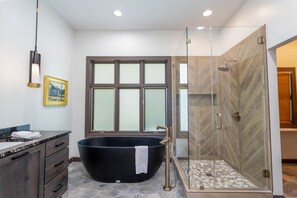 Combined shower/tub, towels