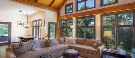 Fernseher, Kamin, Tischtennisplatte