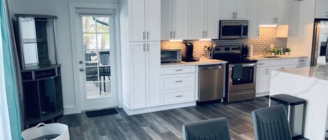 Køleskab, mikrobølgeovn, ovn, kogeplade