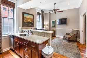 Combined shower/bathtub, hair dryer, towels