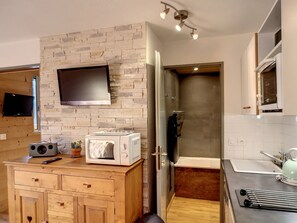 Kjøleskap, mikrobølgeovn, ovn og oppvaskmaskin