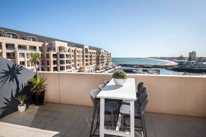 Outdoor dining - Watercolours on Marina - Glenelg Beach, SA (Glenelg)