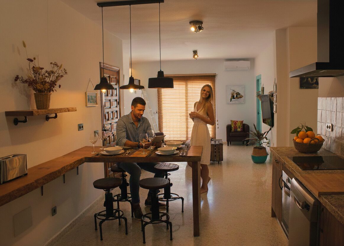 Frigorífico, microondas, horno y placa de cocina
