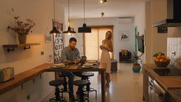 Frigorífico, microondas, horno y placa de cocina