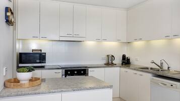 Panoramic Apartment | Dapur peribadi | Peti sejuk/penyejuk beku saiz penuh, ketuhar gelombang mikro, ketuhar