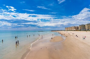 Beach nearby, white sand, beach bar, sailing - Watercolours on Marina (Glenelg)