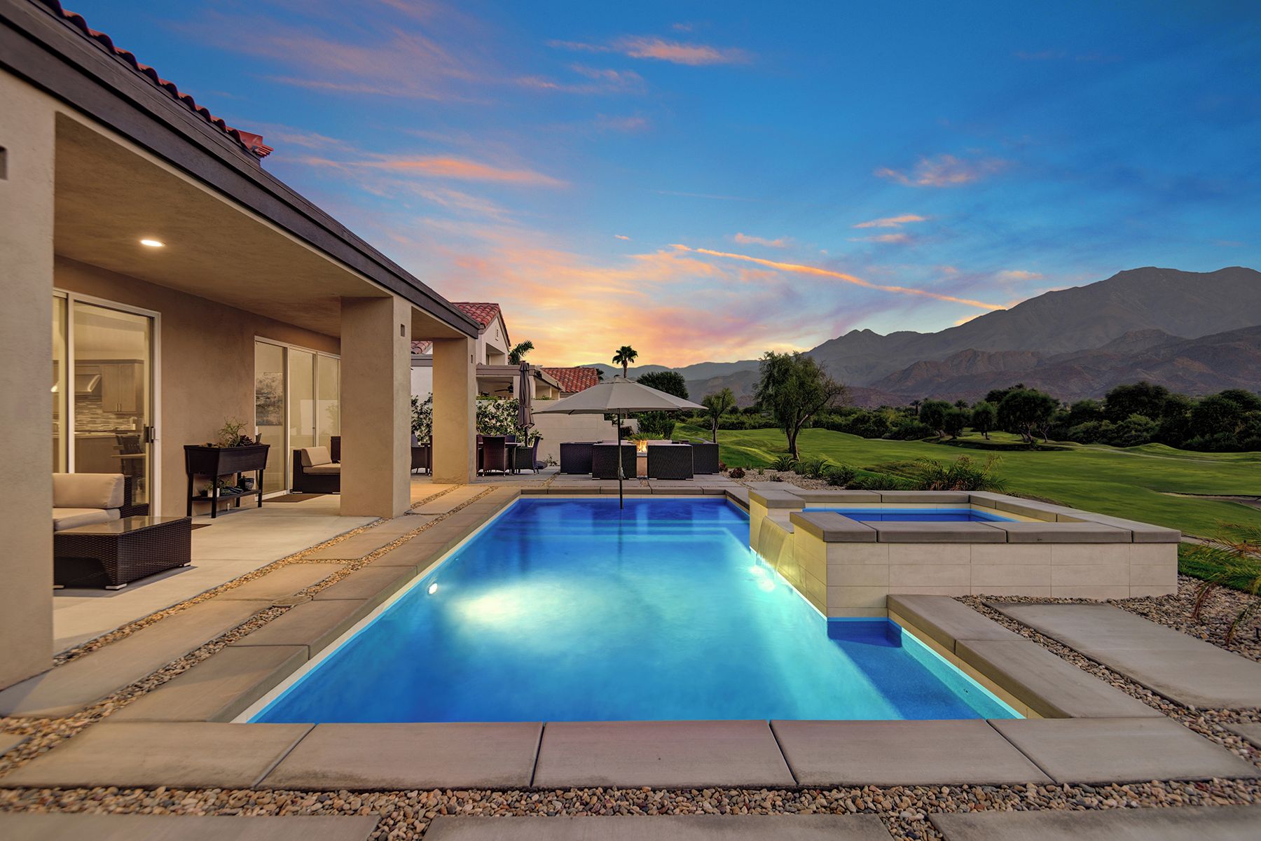 Un espace piscine offrant une vue sur un terrain de golf et les montagnes.