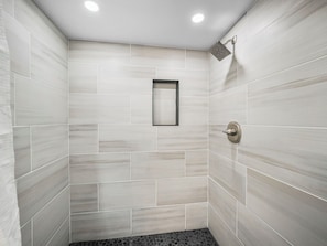 Combined shower/bathtub, hair dryer, towels
