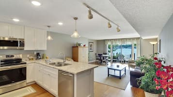 Fridge, microwave, stovetop, dishwasher