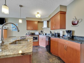 Kühlschrank, Mikrowelle, Herdplatte, Wasserkocher mit Kaffee-/Teezubehör