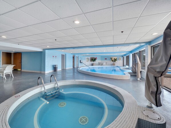 Una piscina cubierta, una piscina climatizada