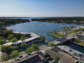 Luftaufnahme einer Marina mit Booten, Gebäuden und Grünflächen.