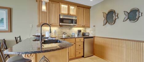 Refrigerador, microondas, parrilla de estufa y cafetera y tetera