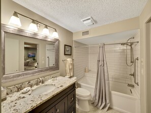 Ensemble douche/baignoire, sèche-cheveux, serviettes fournies