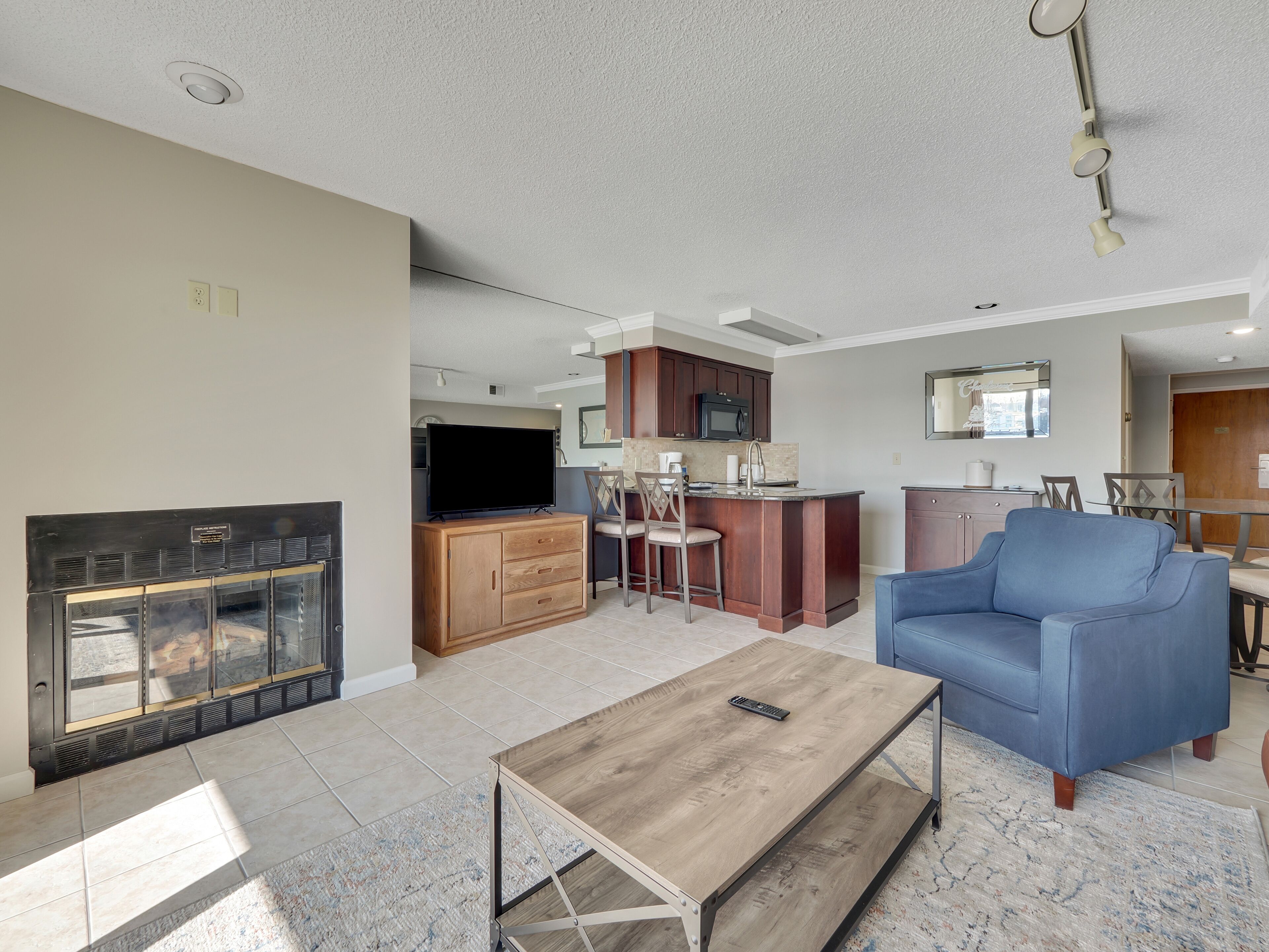 Smart TV, fireplace