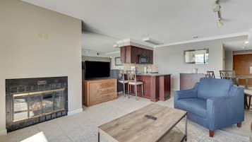 Smart TV, fireplace