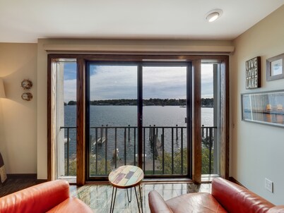 224 Edgewatern Inn | Waterfront Condo | Amazing Views | Pool, Hot Tub, Sauna