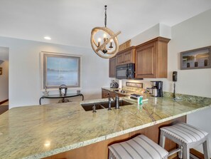 Fridge, microwave, stovetop, dishwasher - 224 Edgewatern Inn | Waterfront Condo | Amazing Views | Pool, Hot Tub, Sauna (Charlevoix)