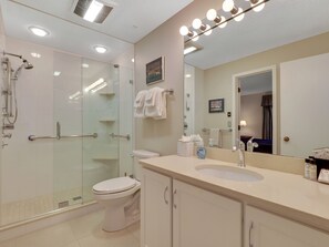 Ducha, secador de pelo, toallas