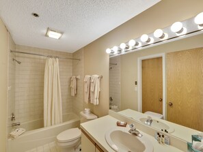 Combined shower/bathtub, hair dryer, towels