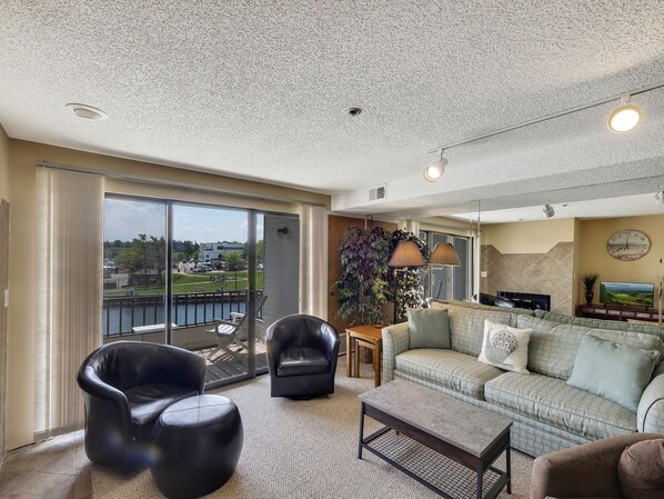 Smart TV, fireplace