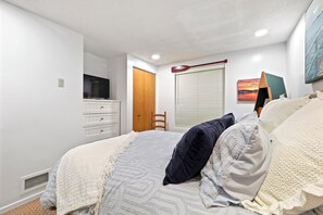 2 bedrooms, iron/ironing board, free WiFi, bed sheets