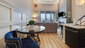 Living area - 345 Edgewater | 2BR Stay | Downtown Charlevoix | Pool, Hot Tub, Sauna (Charlevoix)