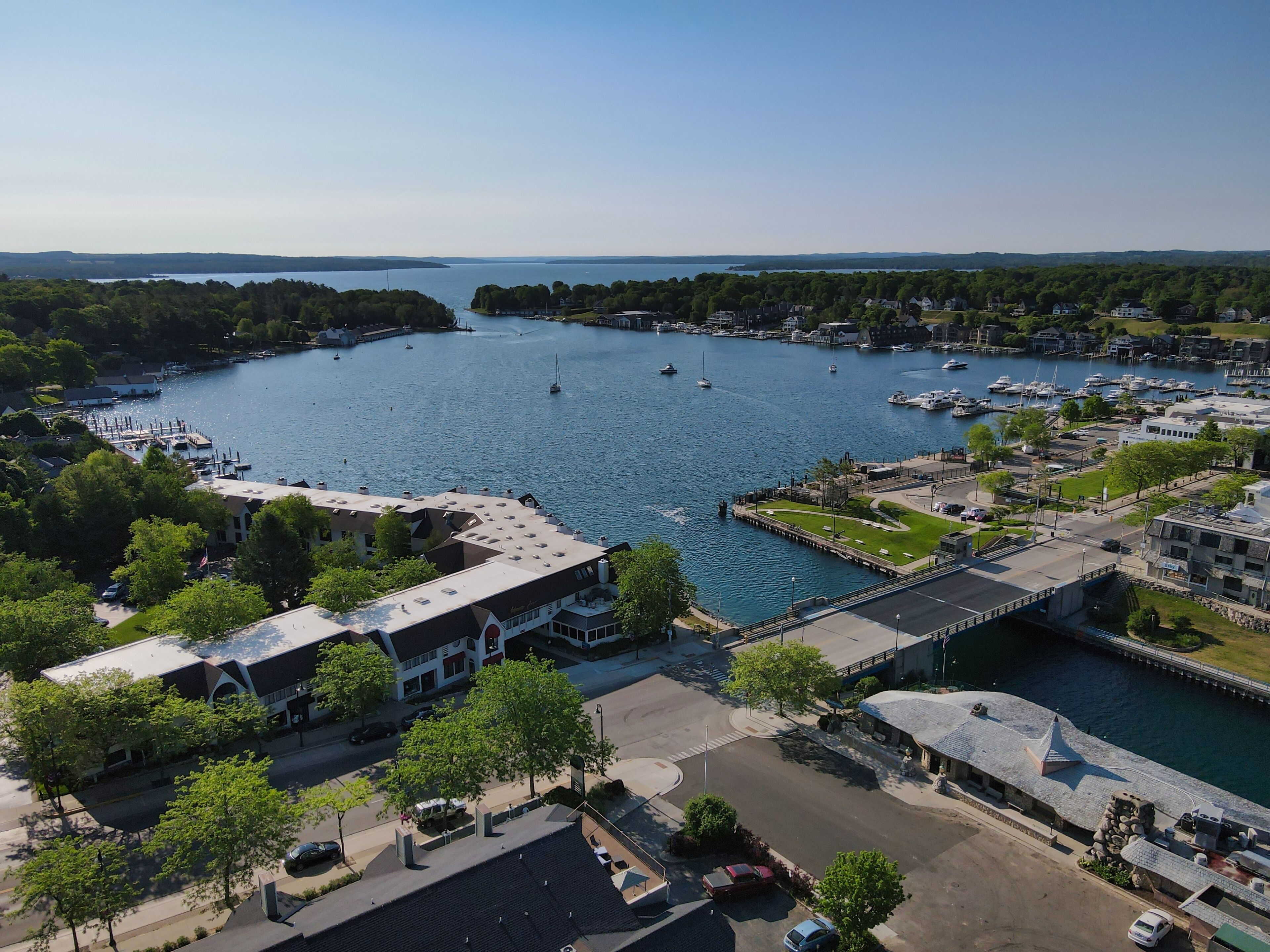 Vue aérienne d’une marina avec des bateaux, des bâtiments et de la végétation.