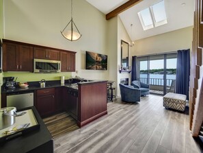 冷蔵庫、電子レンジ、コーヒー / ティーメーカー、調理器具と食器