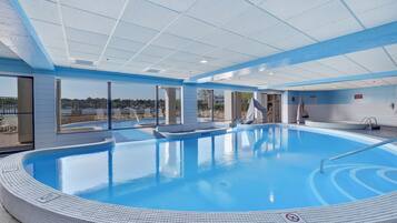 Una piscina techada, una piscina climatizada