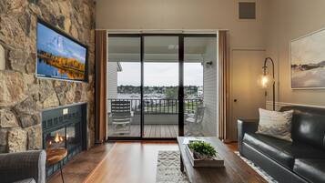 Televisión y chimenea