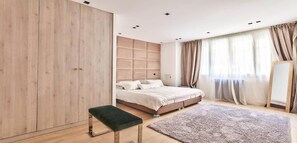 5 bedrooms, in-room safe, desk, iron/ironing board