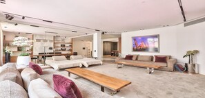 Smart TV, chimenea, reproductor de DVD y libros 